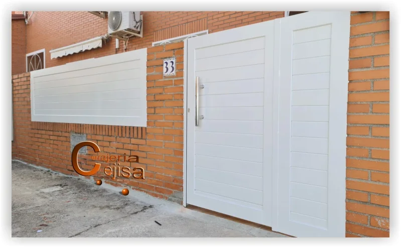 Puerta corredera con acceso peatonal en aluminio soldado modelo A13G