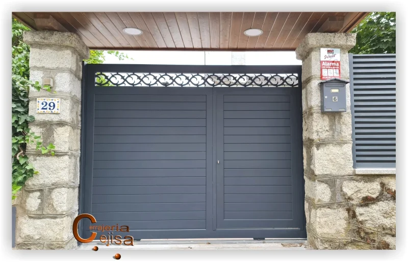 Puerta corredera con acceso peatonal en aluminio soldado modelo A13G