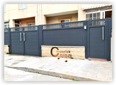 Puerta de aluminio soldado con cenefa A19G