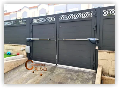 Puerta de aluminio soldado con cenefa A19G