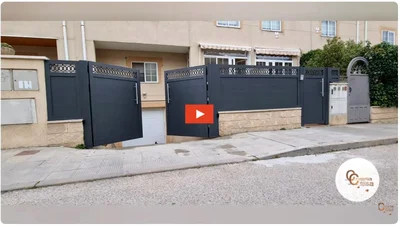 Puerta de aluminio soldado con cenefa A19G