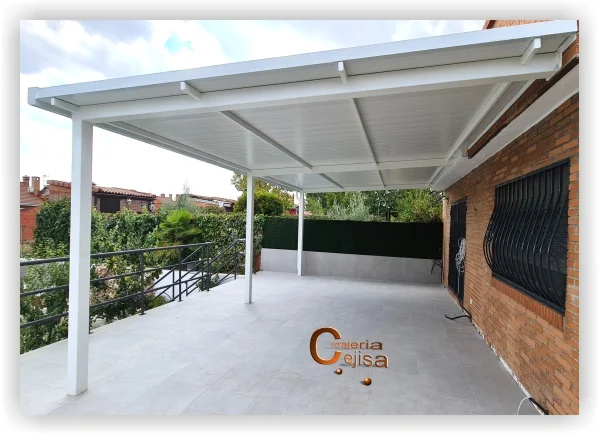 Cochera panel sándwich teja roja