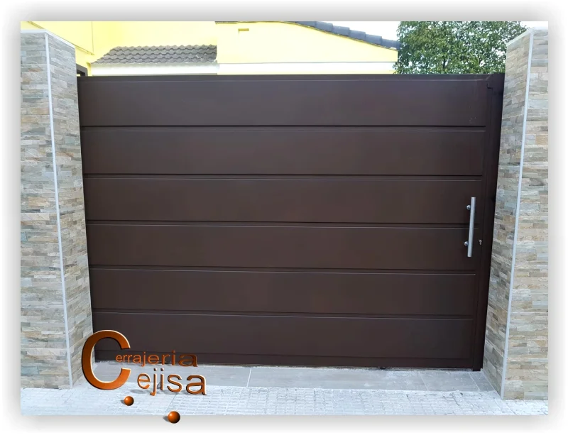 Puerta corredera y peatonal en chapa bandeja P59G