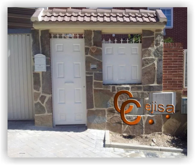 Puerta en chapa lisa con cuarterón