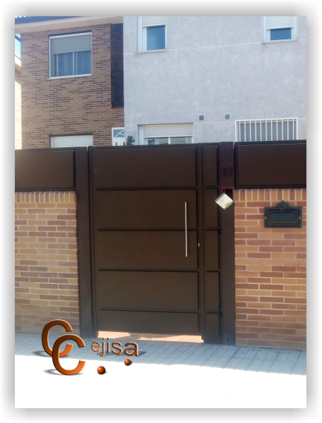 Puerta de acceso a peatonal en chapa plegada