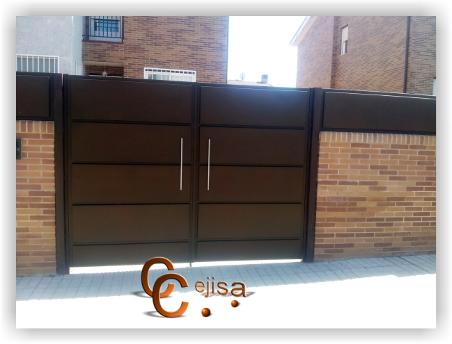 Puerta de acceso a vehículos en chapa plegada