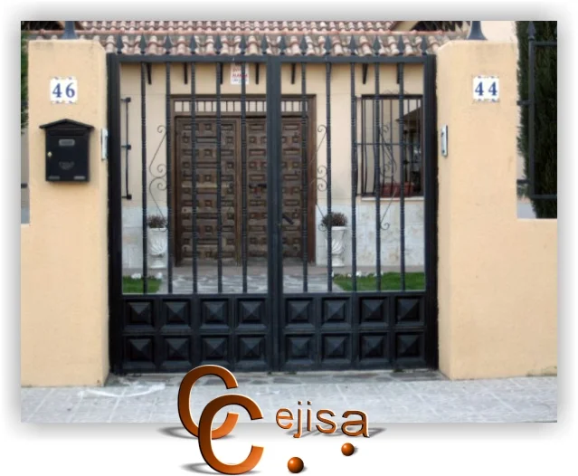 Puerta modelo balaustres y cuarterones
