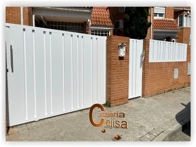 Puerta de garaje en chapa bandeja vertical P76G