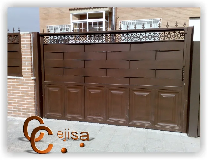 Puertas en chapa entrelazada para chalet pareado