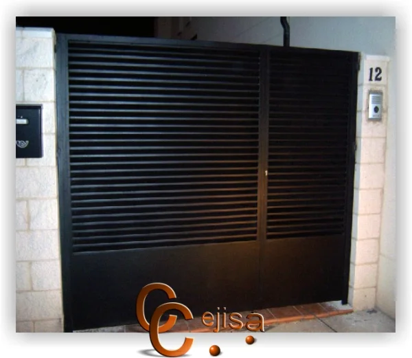 Puerta de garaje en dos hojas de lamas