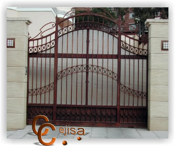 Puerta corredera de forja y metacrilato