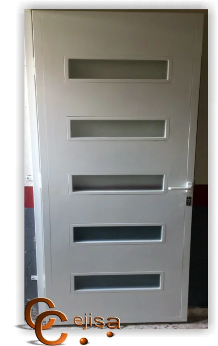 Puerta metálica con cristal