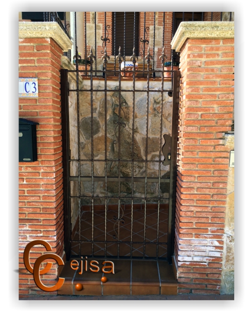 Puerta peatonal de forja moderna