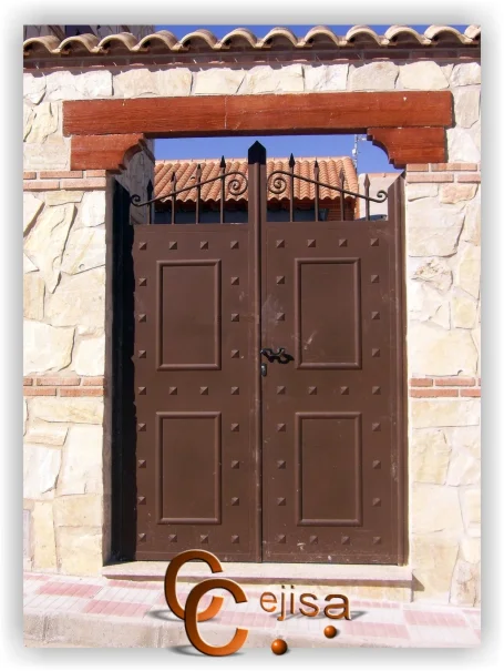 Puerta metálica en modelo rustico