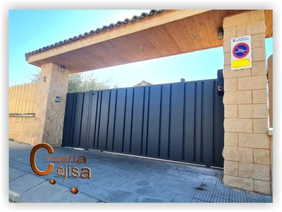 Puerta y valla en chapa bandeja vertical P87G