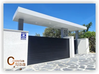 Puertas metálicas y marquesina de entrada a parcela P92G
