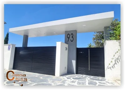 Puertas metálicas y marquesina de entrada a parcela P92G
