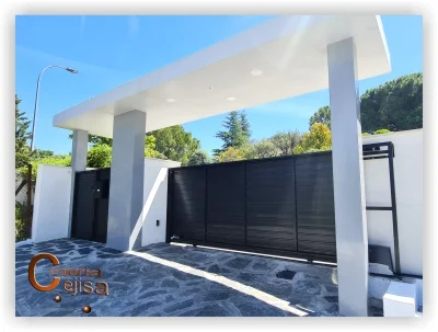 Puertas metálicas y marquesina de entrada a parcela P92G