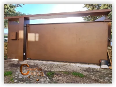 Puertas y revestimiento metálico con corte laser P90G